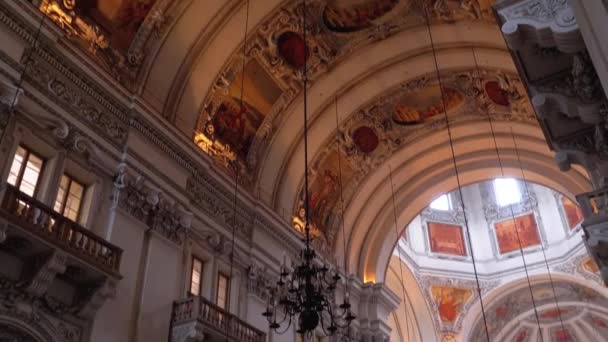 Katedral i Salzburg, Österrike. Barock katedralen i romersk-katolska ärkestift, inomhus. — Stockvideo