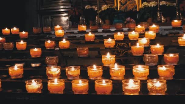 Brinnande ljus i domkyrkan. Brinnande minnes ljus i katolska kyrkan. Salzburg. Österrike. — Stockvideo