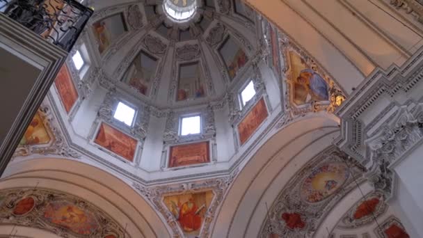 Székesegyház Salzburgban, Ausztria. Barokk katedrális főegyházmegye, belső. — Stock videók