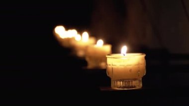 Katedralde Mum Yakmak. Katolik Kilisesi'nde Yanan Anıt Mumlar. Salzburg. Avusturya.