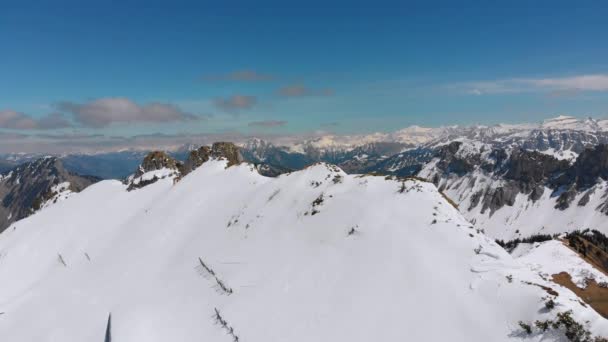 Panoramatický výhled z vysoké hory na zasněžené vrcholy ve švýcarských Alpách. Rolovci-de-Naye. — Stock video