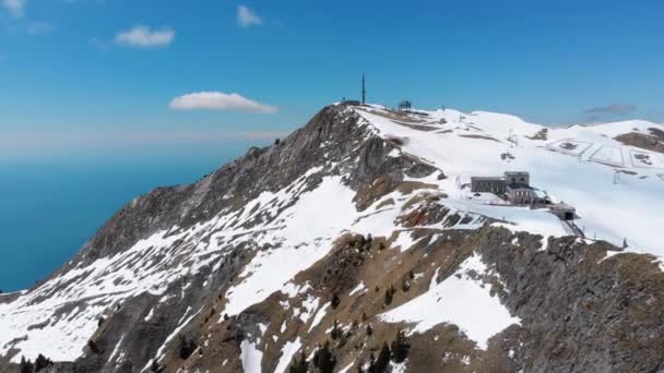 Προβολή αεροκατευθυνόμενα σε χιονισμένες κορυφές των ελβετικών Άλπεων. Ελβετία. Κορυφή βουνού. — Αρχείο Βίντεο