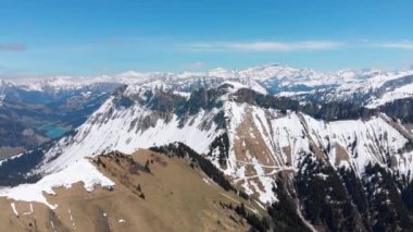 İsviçre Alpleri'nin Karlı Tepeleri'nde Havadan Drone görünümü. İsviçre. Rochers-de-Naye dağ zirvesi.