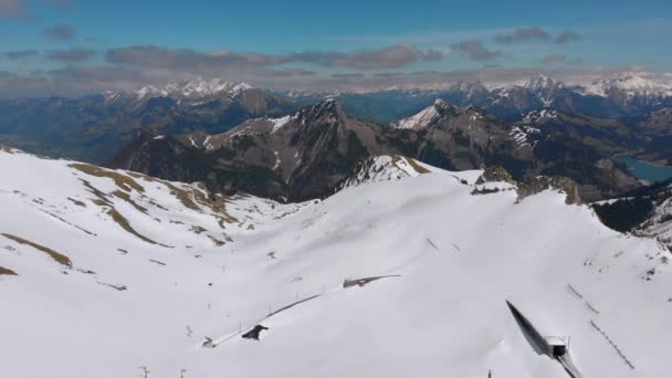 Vista aérea del Drone en los picos nevados de los Alpes Suizos. Suiza. Pico de montaña de Rochers-de-Naye . — Vídeos de Stock