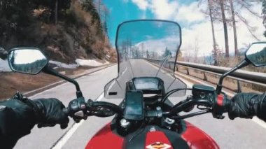 Snowy İsviçre Alpleri yakınlarındaki Güzel Manzara Dağ Yolu Üzerinde Motosikletli Rides