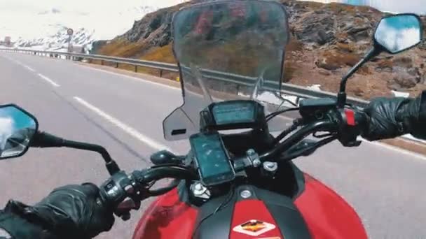 Motociclista Passeios em uma bela paisagem Snowy Mountain Road perto de Alpes suíços. Suíça . — Vídeo de Stock