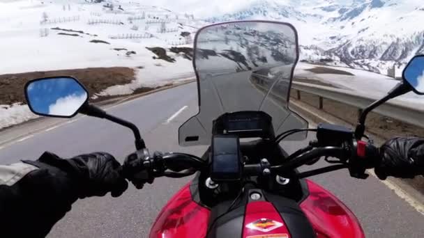Pengendara sepeda motor Rides on a Beautiful Landscape Snowy Mountain Road dekat Swiss Alps. Swiss . — Stok Video