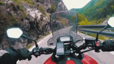 İtalya'da Güzel Bir Manzara Dağ Yolu Üzerinde Motosiklet Rides Motosikletli