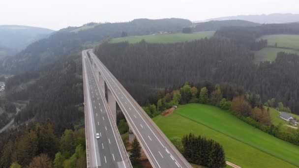 Luchtfoto van het viaduct van de snelweg op betonnen pilaren in de bergen — Stockvideo