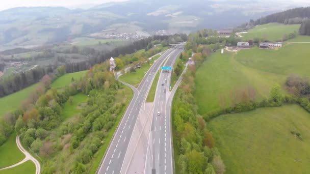 Vista aérea del viaducto de la autopista sobre pilares de hormigón en las montañas — Vídeo de stock