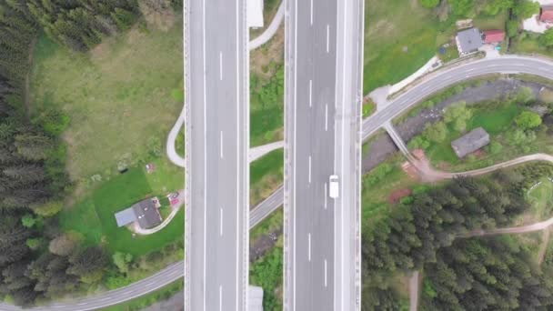 Bovenaanzicht van de snelweg viaduct met Multilane verkeer in bergen. Autobahn in Oostenrijk — Stockvideo