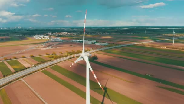 Veduta aerea di Wind Turbines Farm e campi agricoli. Austria . — Video Stock