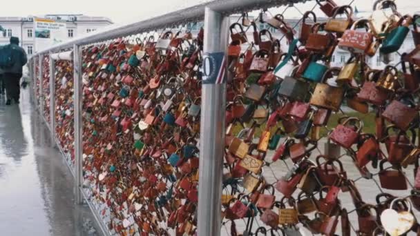 Πολλές πολύχρωμες κλειδαριές κρέμονται σε κιγκλιδώματα στην ερωτική γέφυρα στο Σάλτσμπουργκ, Αυστρία — Αρχείο Βίντεο