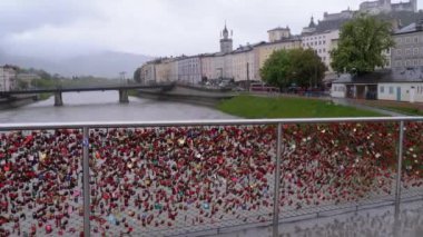 Salzburg, Avusturya'daki Aşk Köprüsü'nde Korkuluklara Asılı Birçok Renkli Kilit
