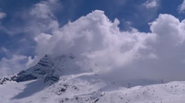 Bulutlar Alp Dağı Karlı Zirvesi Manzara görünümü. Simplon Geçiş.