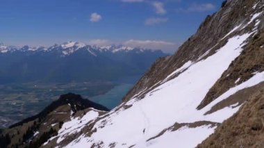 İsviçre Alpleri'ndeki Karlı Tepeler'e Yüksek Dağ'dan panoramik manzara. Rochers-de-Naye.