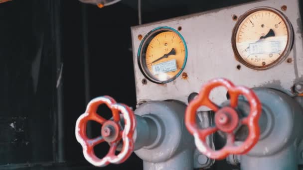 Indicateurs d'eau et de pression du robinet industriel rouge sur le camion de pompiers . — Video