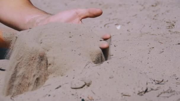 Mãos masculinas a cair areia na praia em câmara lenta. Areia suja nas mãos dos homens — Vídeo de Stock