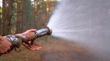 Mens Eller Çam Ormanı'nda Basınç Altında Su Çalışır Hangi Bir Yangın Hortumu tutun
