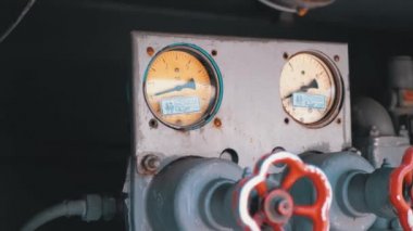 Kırmızı endüstriyel musluk suyu ve itfaiye arabası basınç göstergeleri.