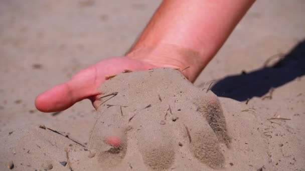 Areia cai de uma mão de homem na praia em câmera lenta. Areia suja na mão de homens — Vídeo de Stock