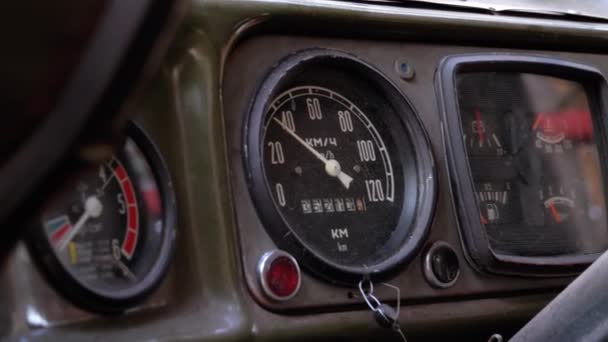Old Truck Dashboard, a sebességmérő, és egyéb mutatók. Vintage katonai jármű — Stock videók