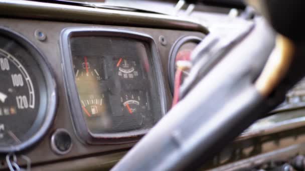 Old Truck Dashboard, a sebességmérő, és egyéb mutatók. Vintage katonai jármű — Stock videók