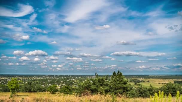 Paisagem Campos e Nuvens em Movimento no Céu Azul. Timelapse. Incrível vale rural. Ucrânia — Vídeo de Stock