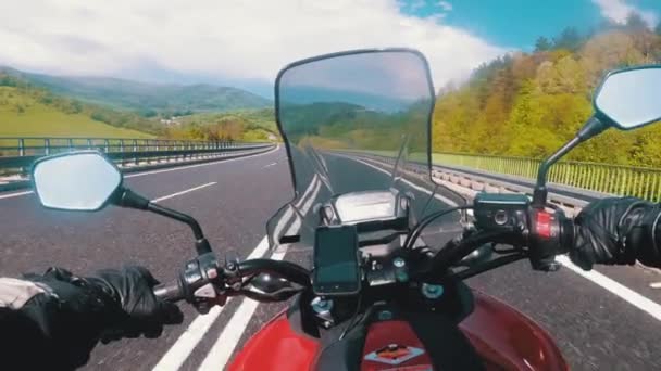 Motociclista che cavalca sull'autostrada vuota. Vista da dietro la ruota di una moto. Luogo di nascita: — Video Stock