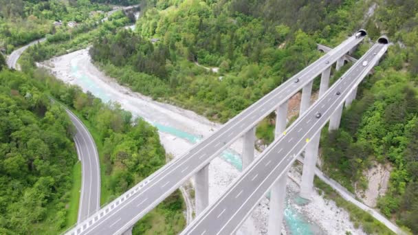 Luftaufnahme des betonierten Autobahnviadukts auf Betonpfeilern in den Bergen — Stockvideo