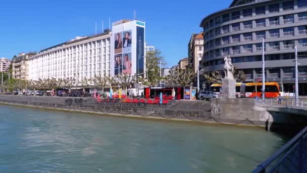 Genebra, Suíça. Centro da cidade com um rio fluindo no canal . — Vídeo de Stock