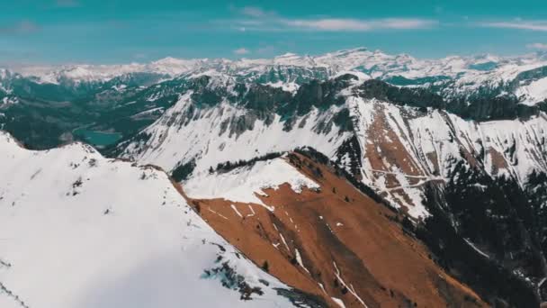 Vista aérea del Drone en los picos nevados de los Alpes Suizos. Suiza. Pico de montaña de Rochers-de-Naye . — Vídeos de Stock