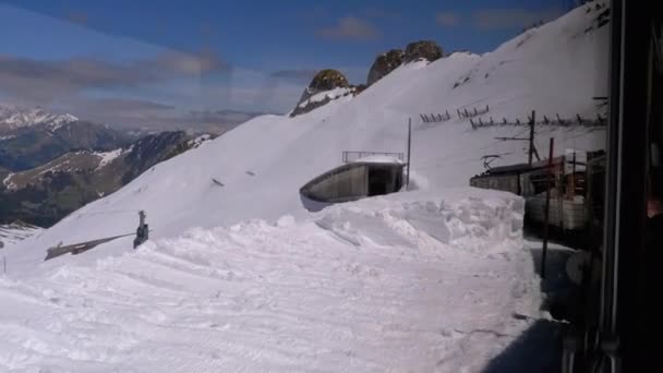 Cogwheel Tren en las montañas nevadas. Tren en las montañas empinadas que conducen hacia arriba. Suiza, Alpes — Vídeo de stock