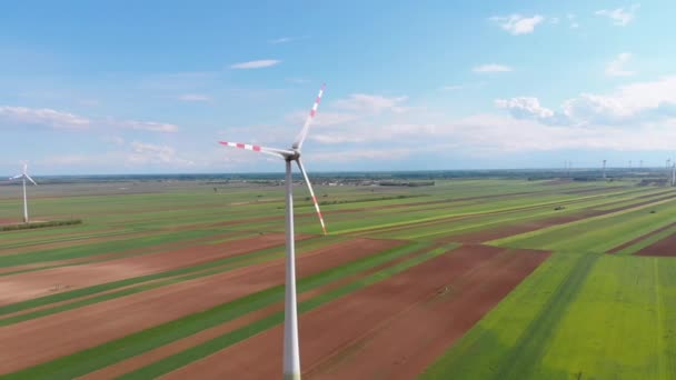 Luftaufnahme von Windkraftanlagen und landwirtschaftlichen Feldern. Österreich. — Stockvideo