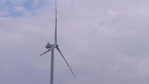 青空に対する風力タービン。オーストリア. — ストック動画
