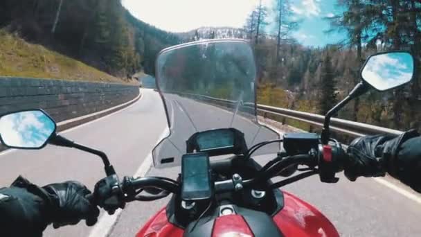 Motociclista cavalca su Beautiful Landscape Mountain Road vicino alle Alpi della Svizzera innevata — Video Stock