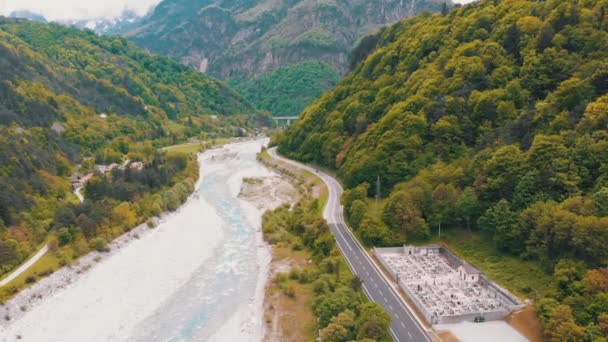 Bir Dağ Deresi yakınında bir Dağ Sarma Karayolu üzerinde uçan — Stok video