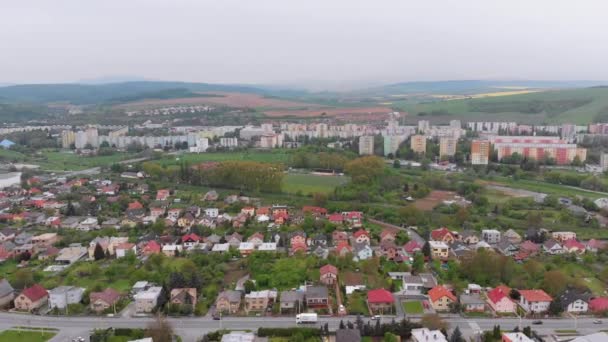 Вид с воздуха на город Прешов, Словакия. Ландшафтный вид на сельскую местность Европы — стоковое видео