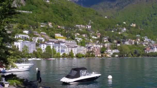Vista da paisagem do Embankment de Montreux com o Lago de Genebra e os Alpes Suíços — Vídeo de Stock