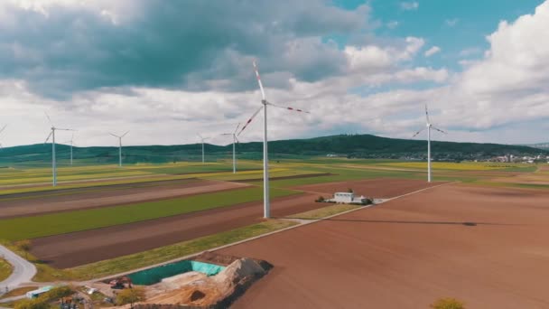 Widok z lotu ptaka na farmę turbin wiatrowych i pola rolne. Austria. — Wideo stockowe