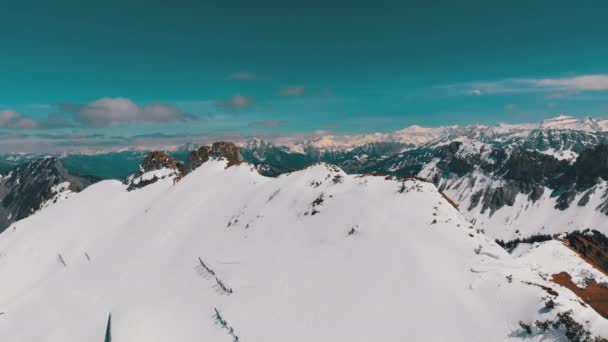Panoramisch uitzicht vanaf de hoge berg tot besneeuwde toppen in de Alpen van Zwitserland. Rochers-de-Naye. — Stockvideo