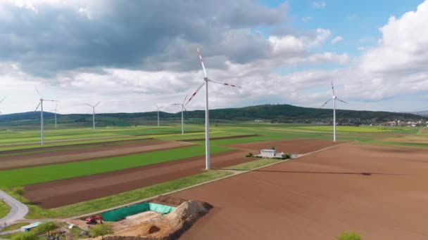 Luchtfoto van Windturbines Farm in Field. Oostenrijk. Drone-visie op energieproductie — Stockvideo