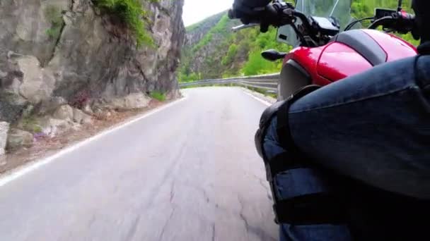 Motorradfahrer fährt auf der malerischen Bergkurvenstraße in Italien entlang. Seitenansicht. Mehr dazu lesen Sie hier. — Stockvideo