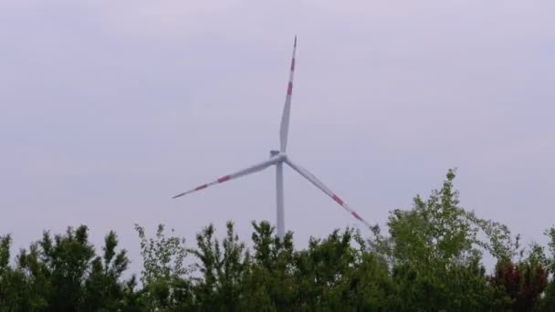 Turbinas de viento contra el cielo azul. Austria . — Vídeos de Stock