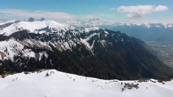 Luchtfoto drone uitzicht op besneeuwde toppen van de Zwitserse Alpen. Zwitserland. Rochers-de-Naye Mountain Peak. — Stockvideo
