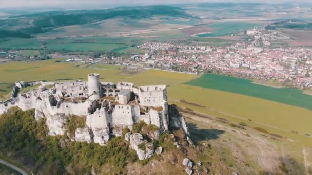 Widok z lotu ptaka na spiski hrad. Słowacja. Ruiny kamiennego zamku na wzgórzu — Wideo stockowe