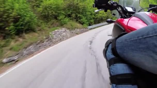 Motocyklista jezdí po cestě na malebné horské křivce v Itálii. Pohled ze strany. Pov. — Stock video