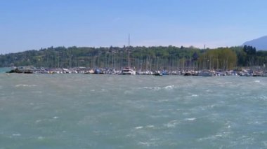 Park etmiş zevk yatlar ve tekneler ile Cenevre Embankment