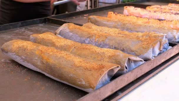 Street Food. Cooked Shawarma repose sur le comptoir d'un magasin d'aliments de rue — Video