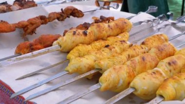 Bir Sokak Dükkanı Penceresinde Çarpık Yalan Izgara Üzerinde Pişmiş Peynir Rulo